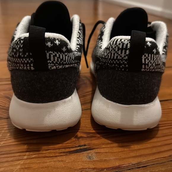 Women’s Nike Roshe One Winter Sweater - Picture 2 of 8